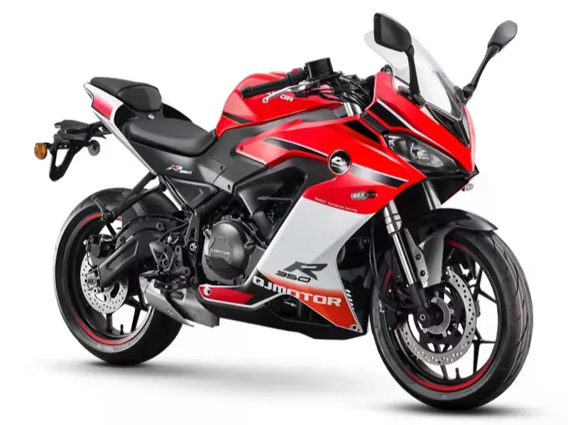 工艺还是有些落伍的,漆水拖累了质感,加上试驾的蓝白版花配色并不出挑