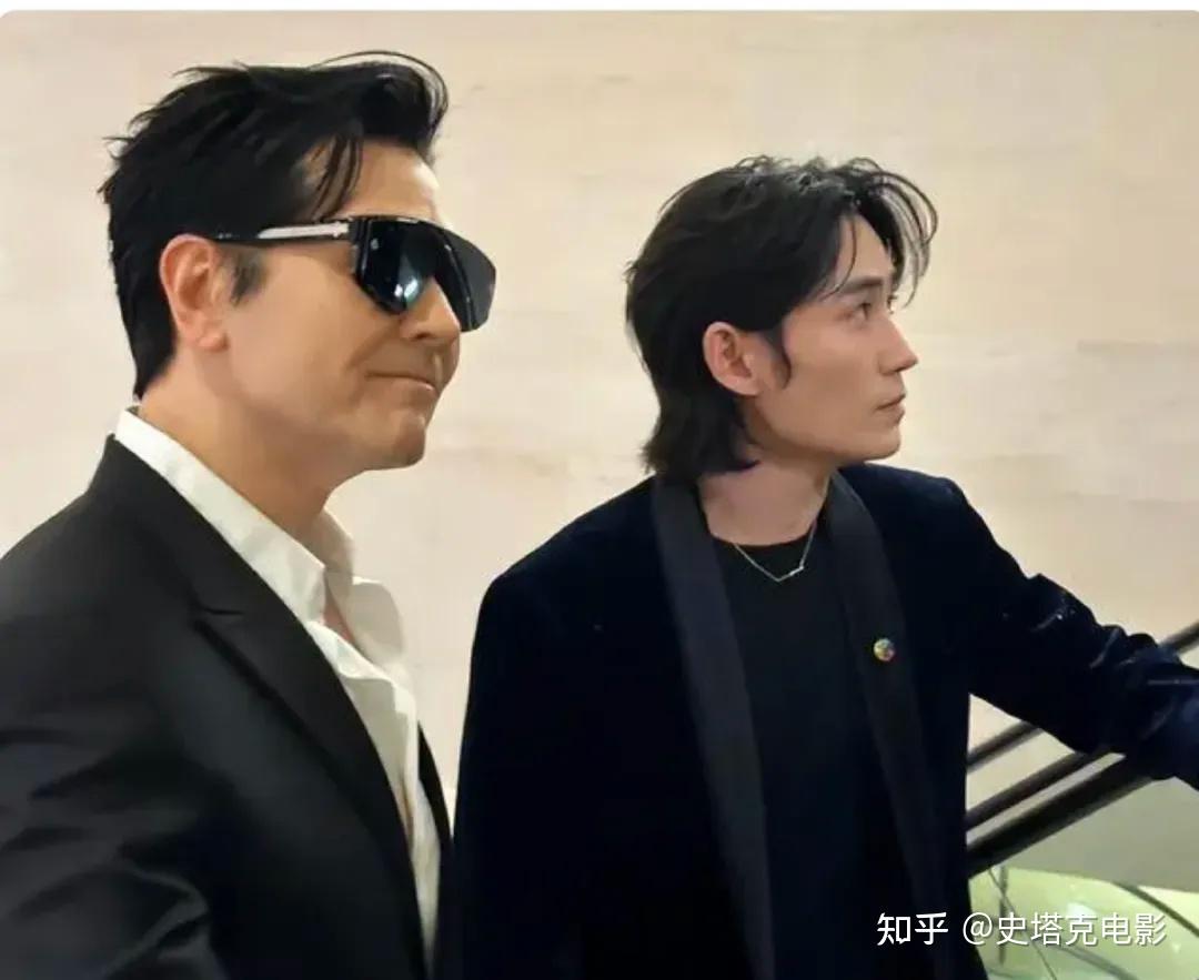 这倒是让小编想到了之前电影节,费翔和朱一龙的合照.