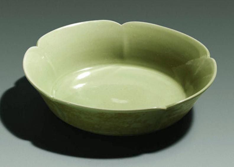 (忽悠)成了"秘色瓷",但不可否认"秘色瓷"与普通青瓷确实有着云泥之别