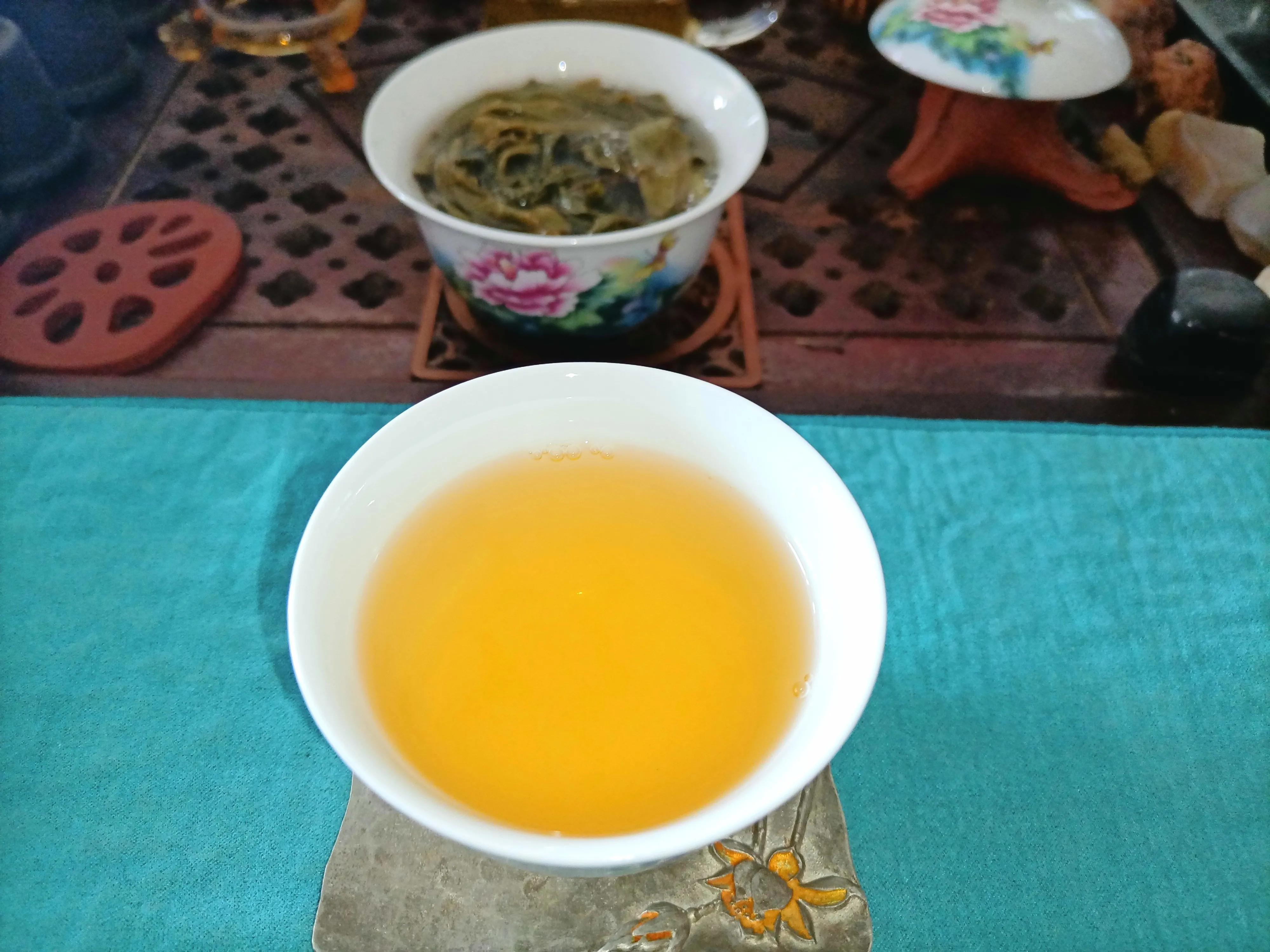 品鉴坝糯藤条茶