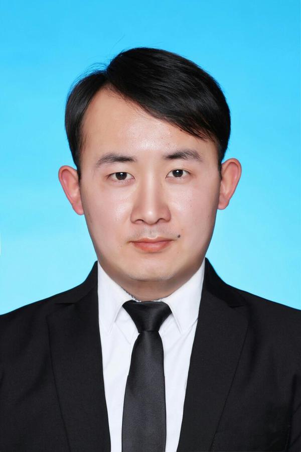 如题~~~这是我去年拍的证件照… 被朋友一直直呼有四十了吧老板 老板