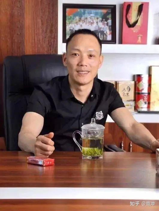 有钱有地位有阅历.老江湖邱吉林,轻易将小小玩弄于股掌之中.