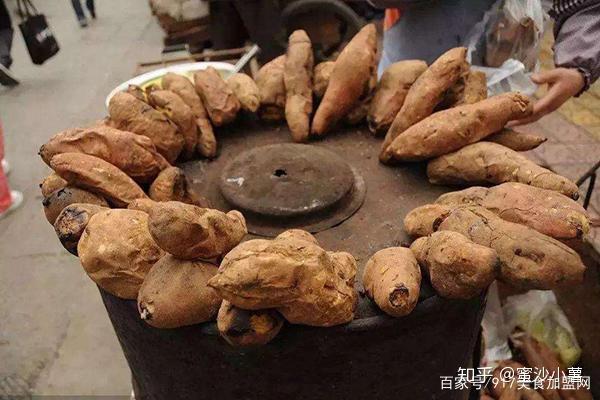 但是街边卖的烤红薯都是放在大铁桶里,用煤炭烤制的.