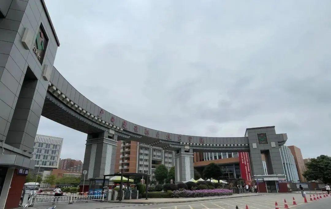 广西职校学生洗澡时身亡,校方通报4日晚,广西建设职业技术学院学生岑