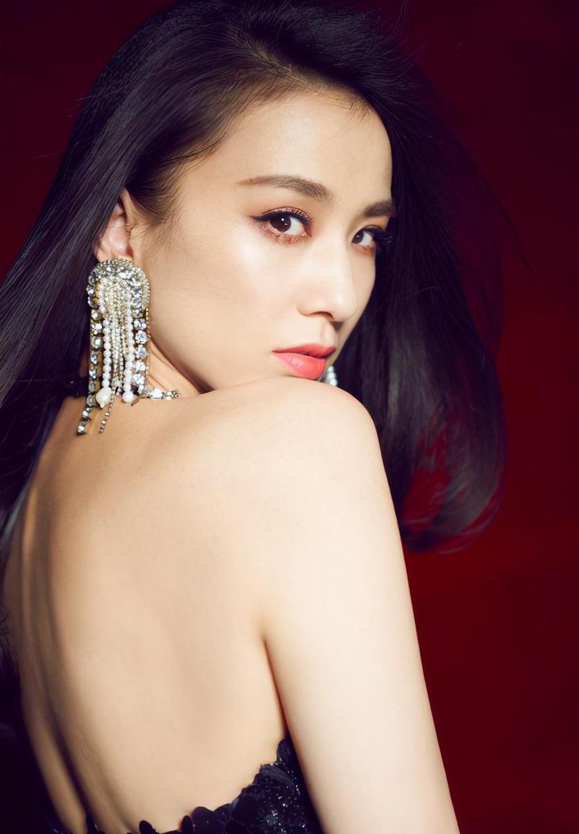 黄圣依惊艳亮相晚会一袭溢彩流光礼裙效果高调优雅名门泽佳