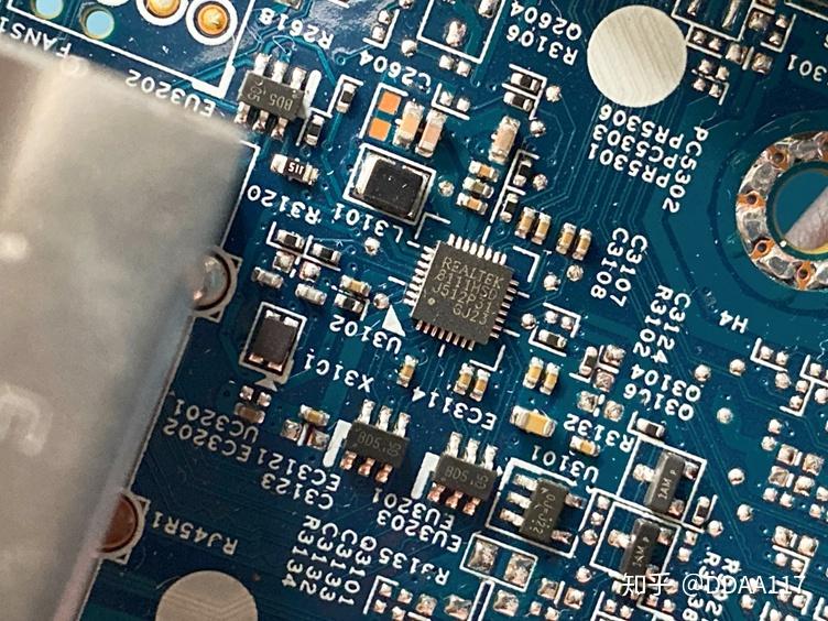 这就是b460芯片组芯片的本体,并未加装散热片,符合oem厂商尽可能节约