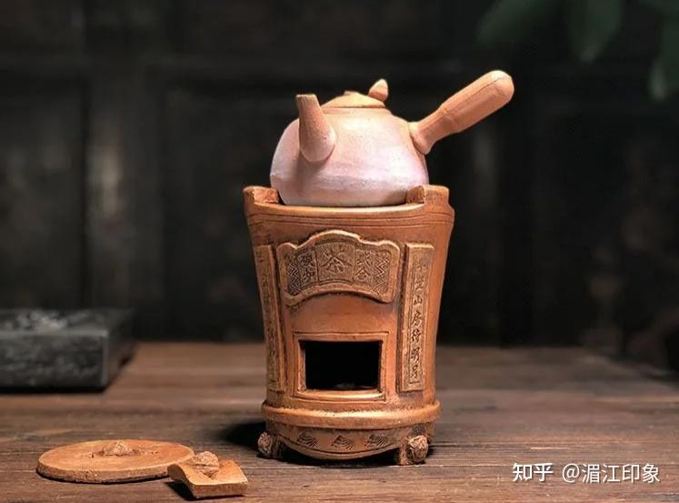 所谓的茶室四宝中的玉书煨即是煮水壶,潮汕炉则是烧开水用的火炉