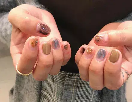 这里可能是最全的新年美甲集合了-新年美甲图片2021简单大方红色衣服