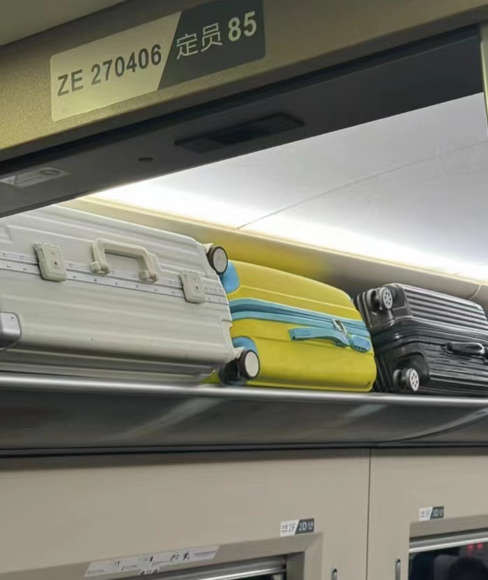 26寸行李箱长宽高之和一般不超过150cm,所以是可以放心带上高铁的