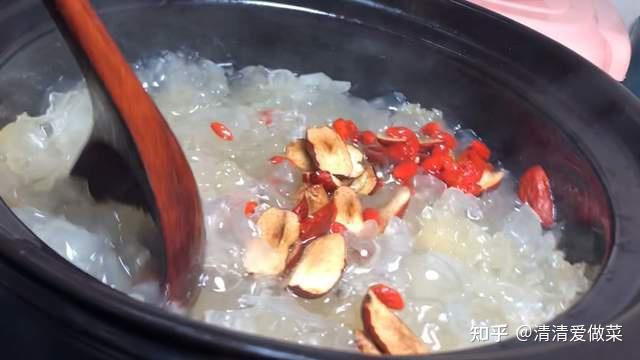 银耳怎么快速煮 v2-e94e3ef0e575bbd47edd23dfd7c5fdb5_r.jpg