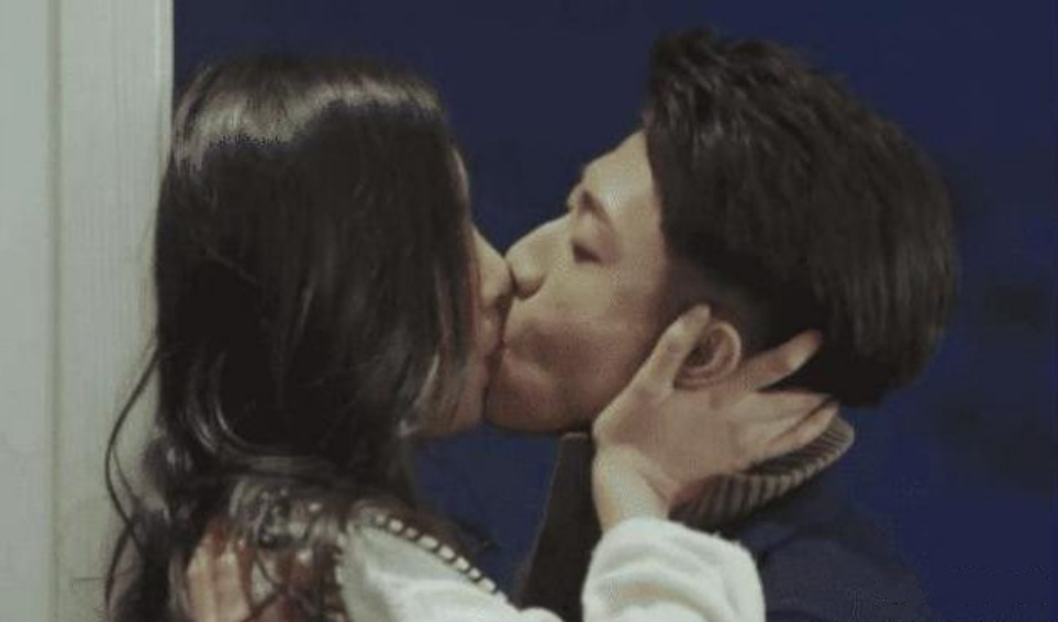 张一山和34岁的她拍吻戏太投入而伸出舌头网友演技真好