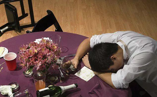 面对满地呕吐物和宿醉的头痛,一边后悔「不该喝这么多」一边奔赴下一