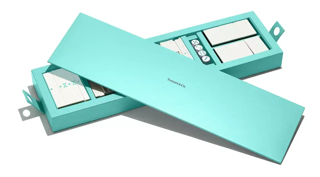 的封面上后,便一直延用至今,并被应用在各个产品视觉中——豪车,兰