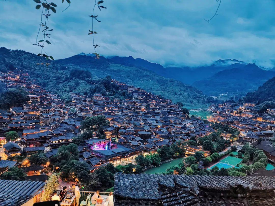 王晓 摄六,露营线路第一天路线:前往贵阳香纸沟景区,可在此烧烤,登山