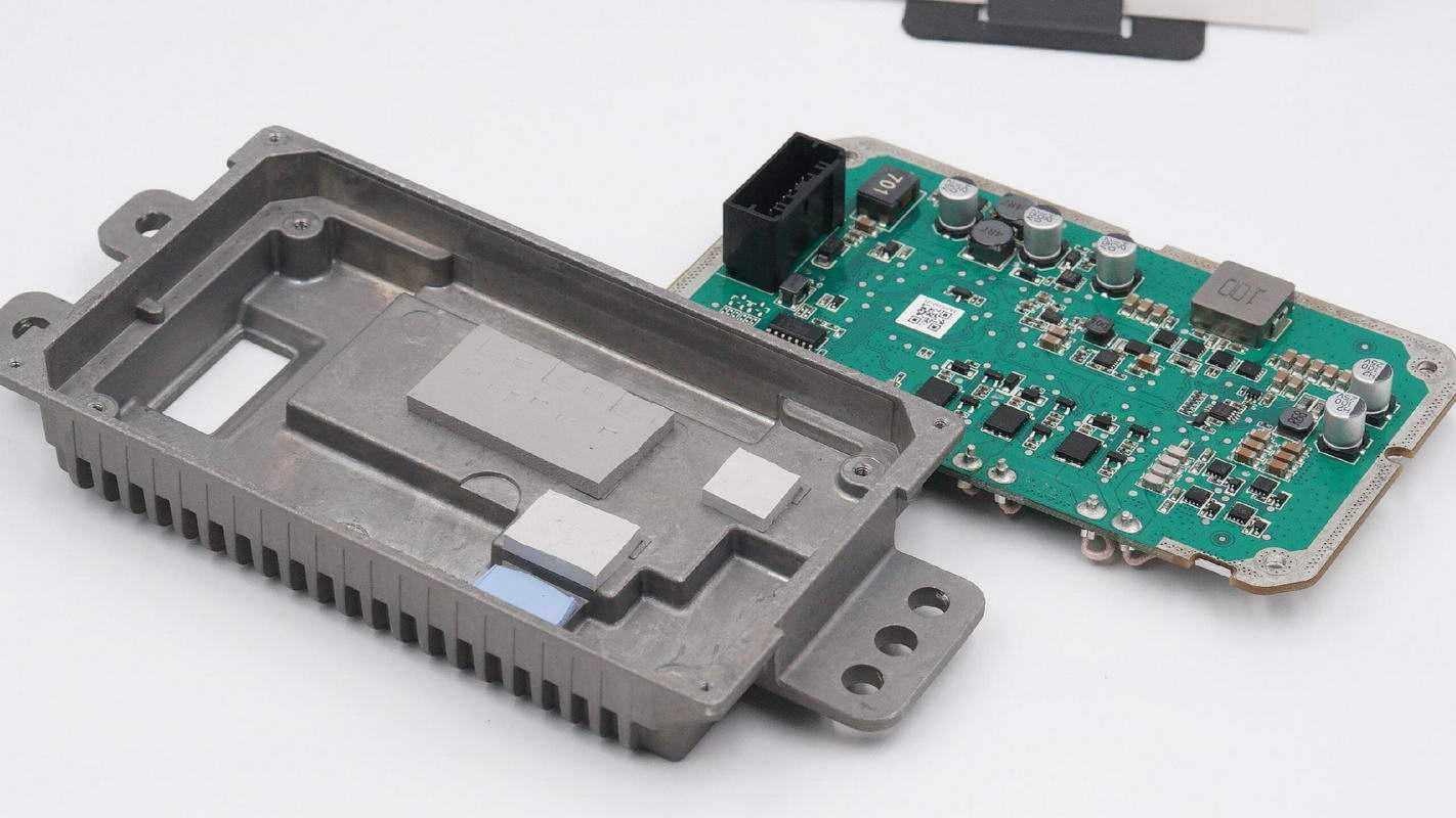 比亚迪汽车无线充电模块拆解