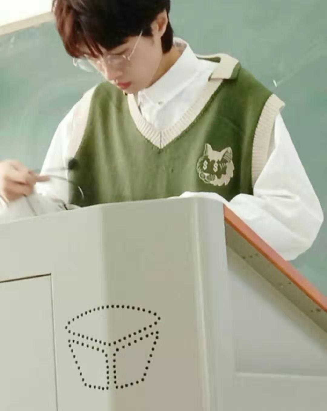 能发一些戴眼镜的帅哥斯文败类照片给我吗真的好喜欢啊