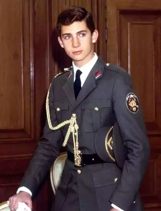 身材修长的费利佩六世,年轻的时候不仅当过空军开过飞机,还是个妥妥的