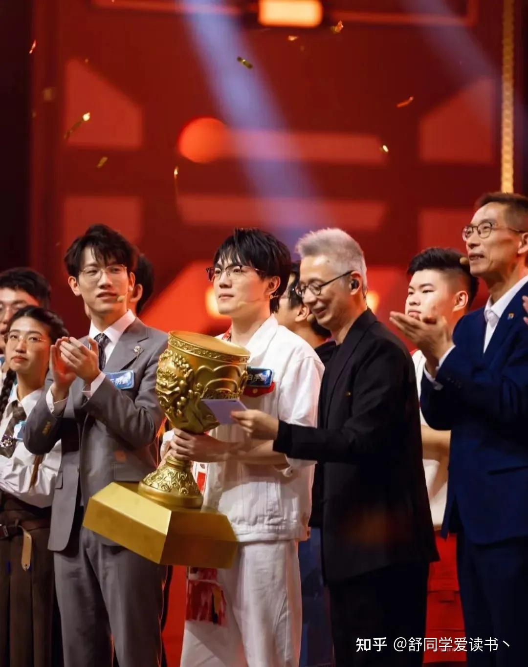 智性恋必看!石明鑫,安徽灵璧县人,为家人放弃清华北大,15岁保送中科大少年班,27岁成为多家公司CEO,最近正忙着综艺和品牌服装 - 知乎