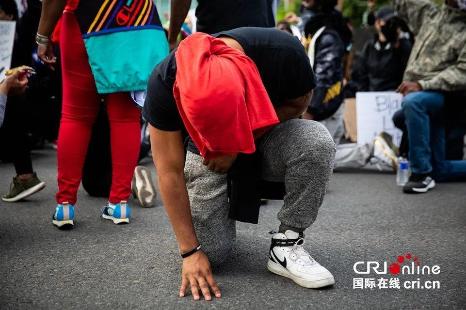 举起双手的孩童单膝跪地的男子你见过这样的美国吗