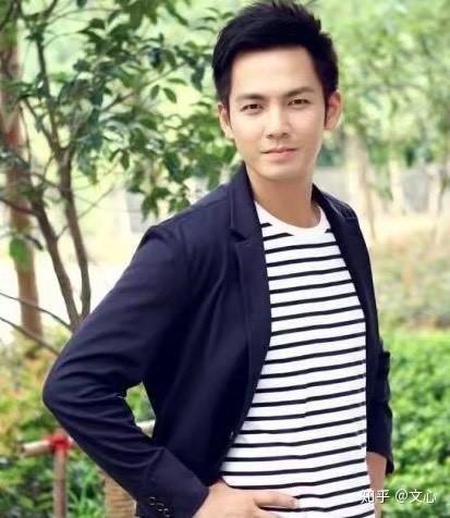 钟汉良小6岁妻子近照疑曝光 低调探班互动默契 被曝已秘密产女 知乎