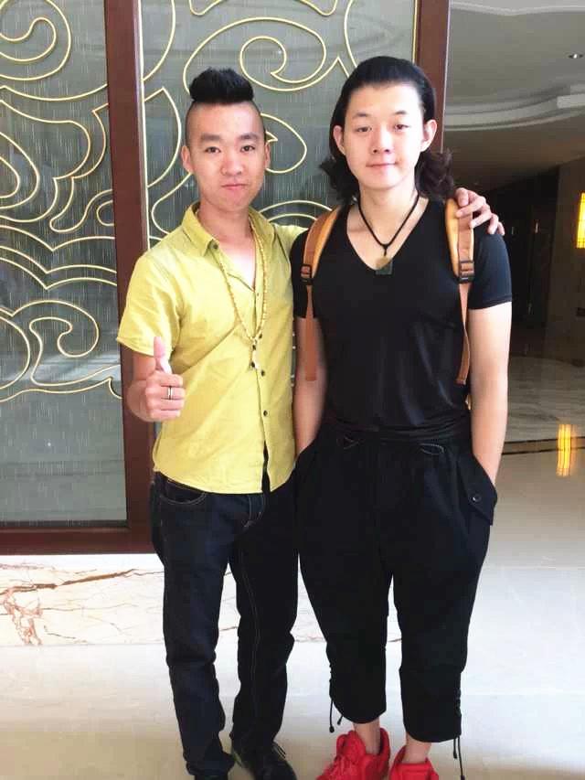 霍尊风波后首次露面,火凤穿外套短裤接机,全程和儿子无交流