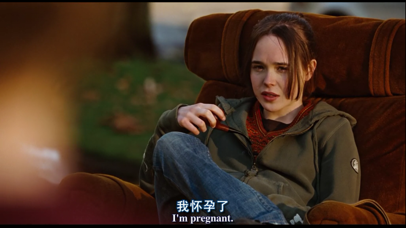 电影一开头,16岁的少女朱诺正对着一个被丢弃的旧沙发发呆,直到一只狗