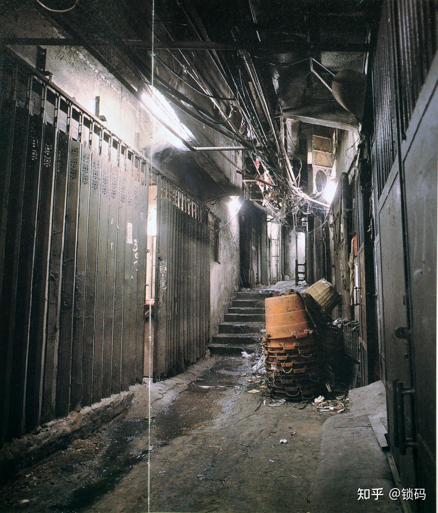 当你站在九龙城寨数十个通往幽暗城寨内部的巷道口的时候,巷道深处的