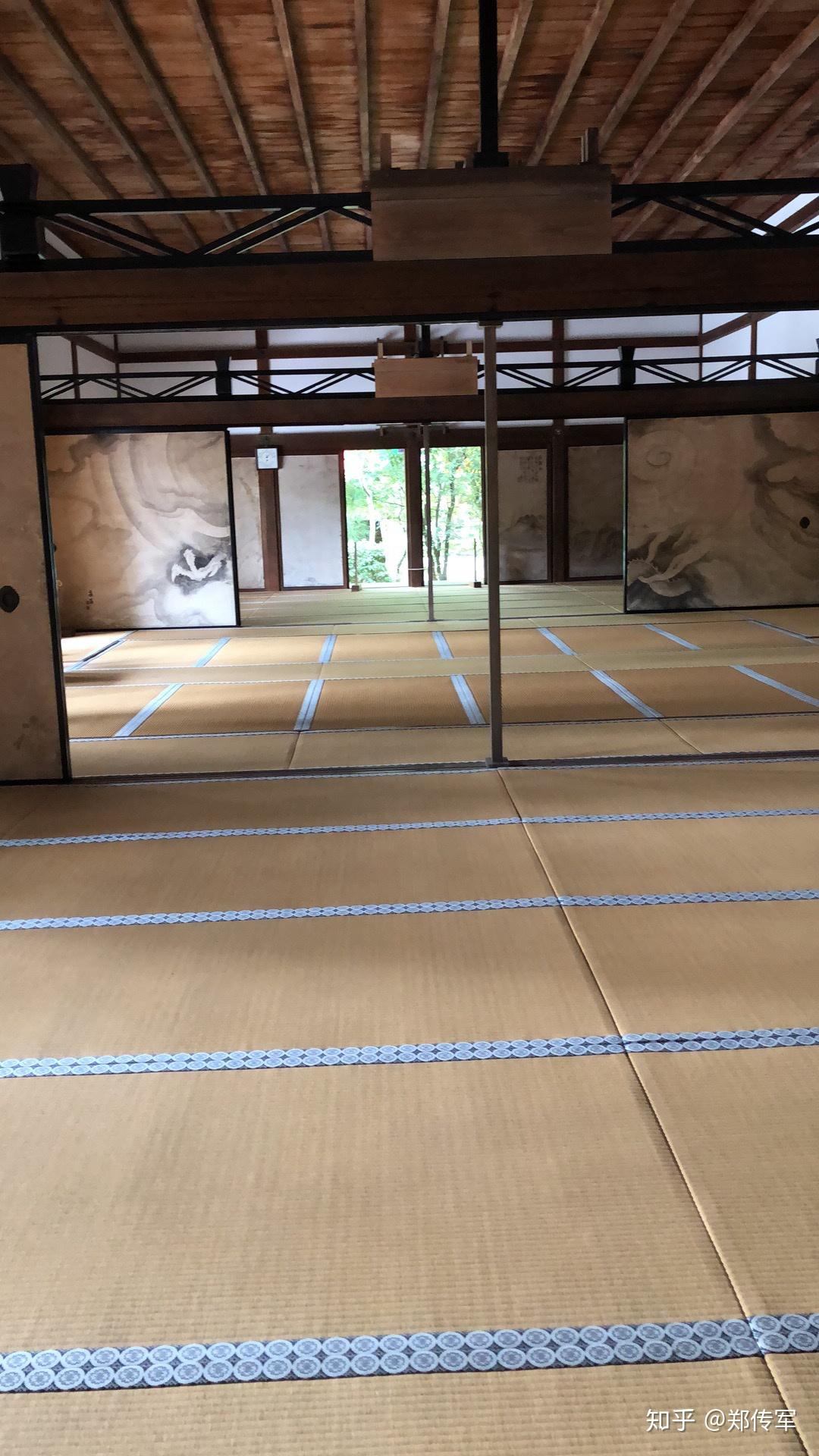 屏风上也有龙纹图案方丈庭院的北庭还有个蹲踞,又称为"洗手钵",在日本