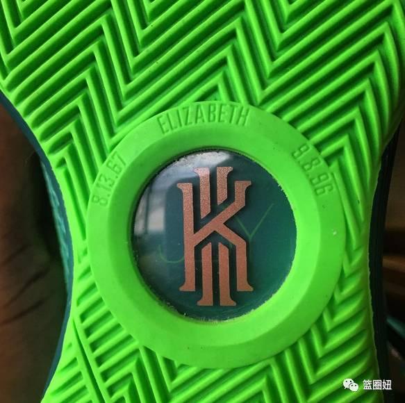 ▼母亲名字,生日和去世日期现在他的签名鞋上全部写着为了纪念母亲他