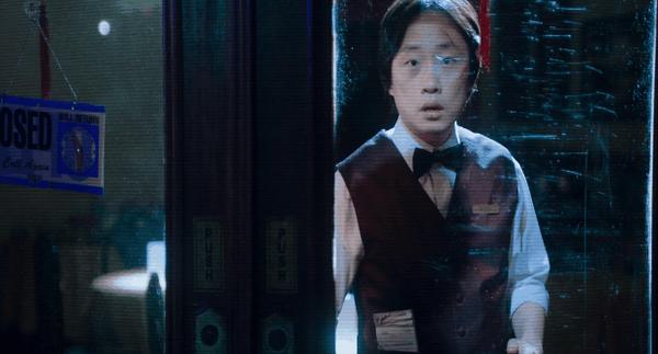 华裔新剧《内景唐人街》,讽刺拉满,狂捅白人社会肺管!