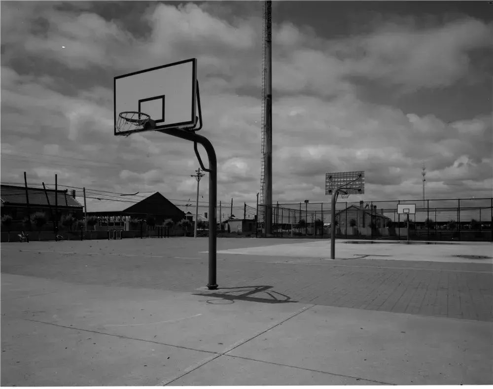 黑白影像梁策大画幅摄影作品存在供大家欣赏分析