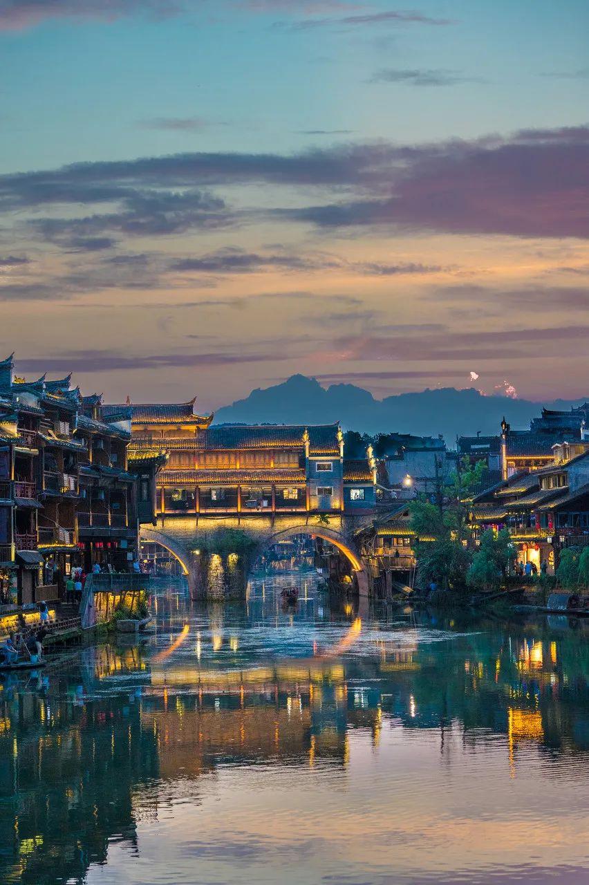 从窗子里望出去,一座被岁月打磨,青山环绕的千年古城就这样跃然眼前.