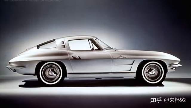 第二代(c2)引入的sting ray标志着科尔维特的一个转折点,以其独特的