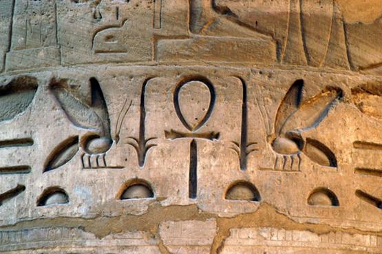 塔尼特是迦太基传统信仰里的月亮女神,也是庇佑丰收与生育的女神.