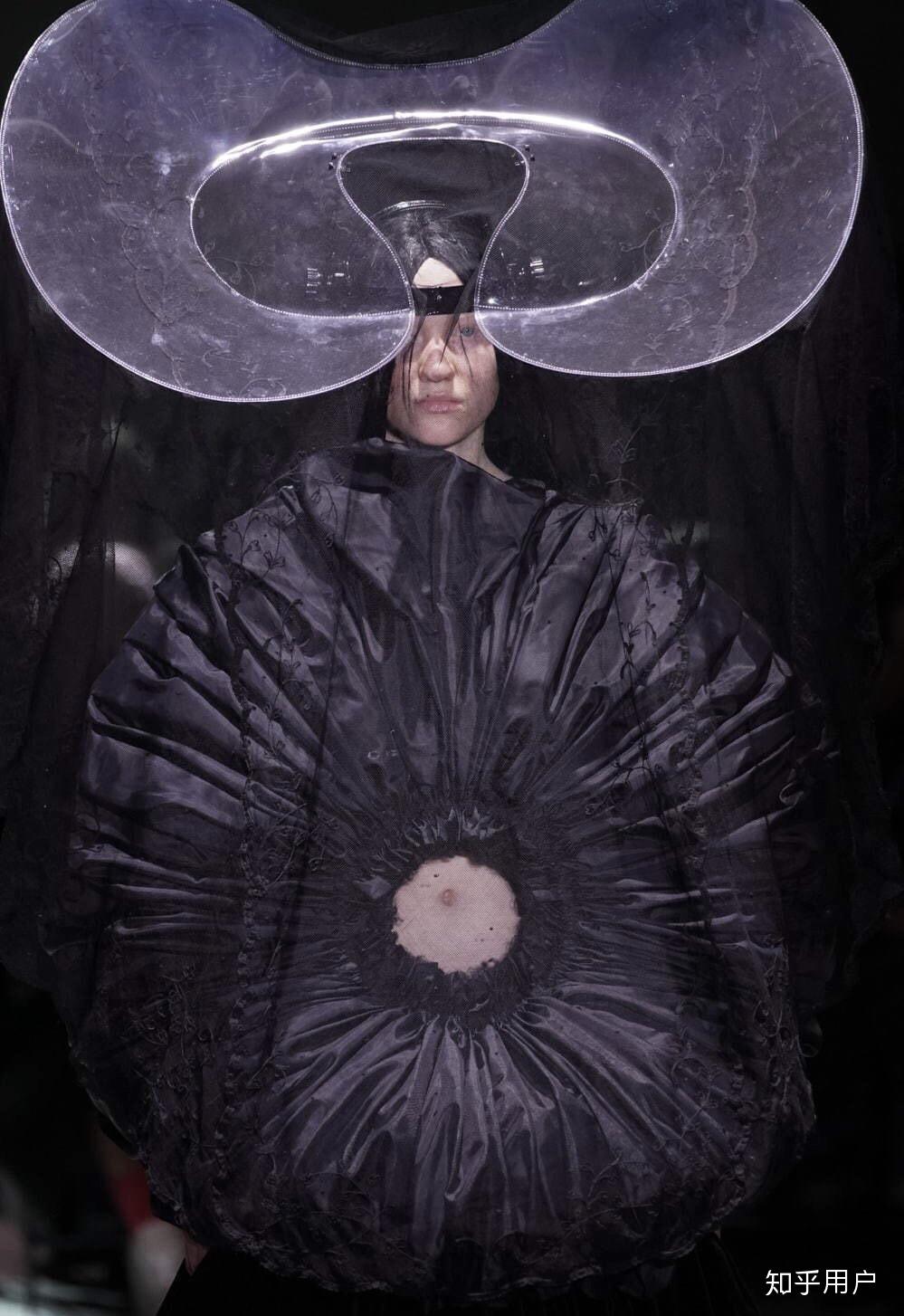 你在时装秀上见过的最奇怪的服装是什么? - 知乎