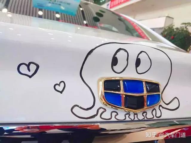 一学校老师布置画自家车标作业于是各大车标都被玩坏了