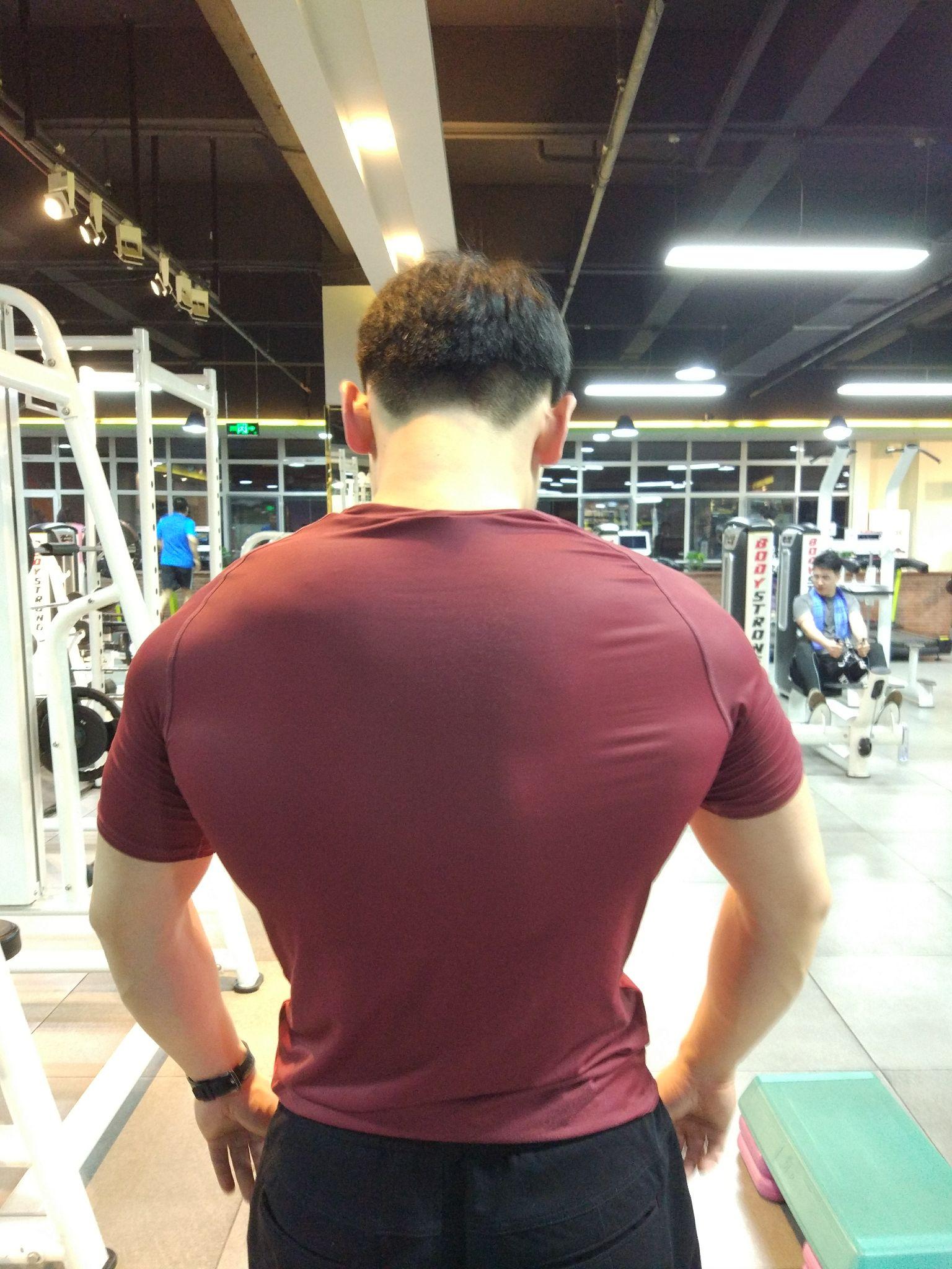 男人有大胸肌翘臀宽厚的背阔肌是什么感受