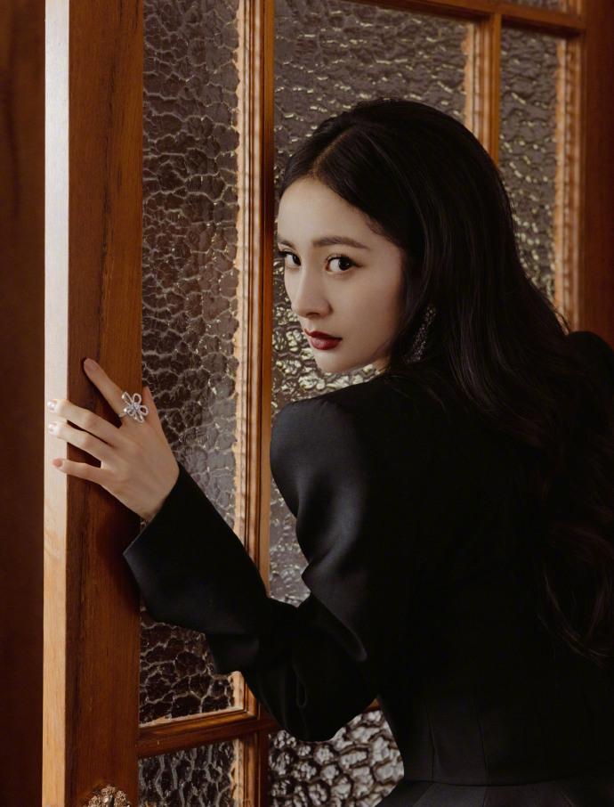 杨幂双造型写真性感炸裂