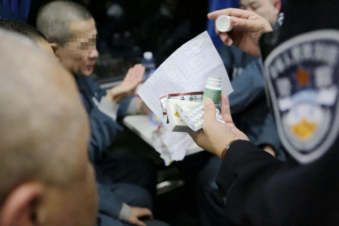 全程记录跟拍13小时火车硬座押解近百名服刑人员遣送民警的日常了解一