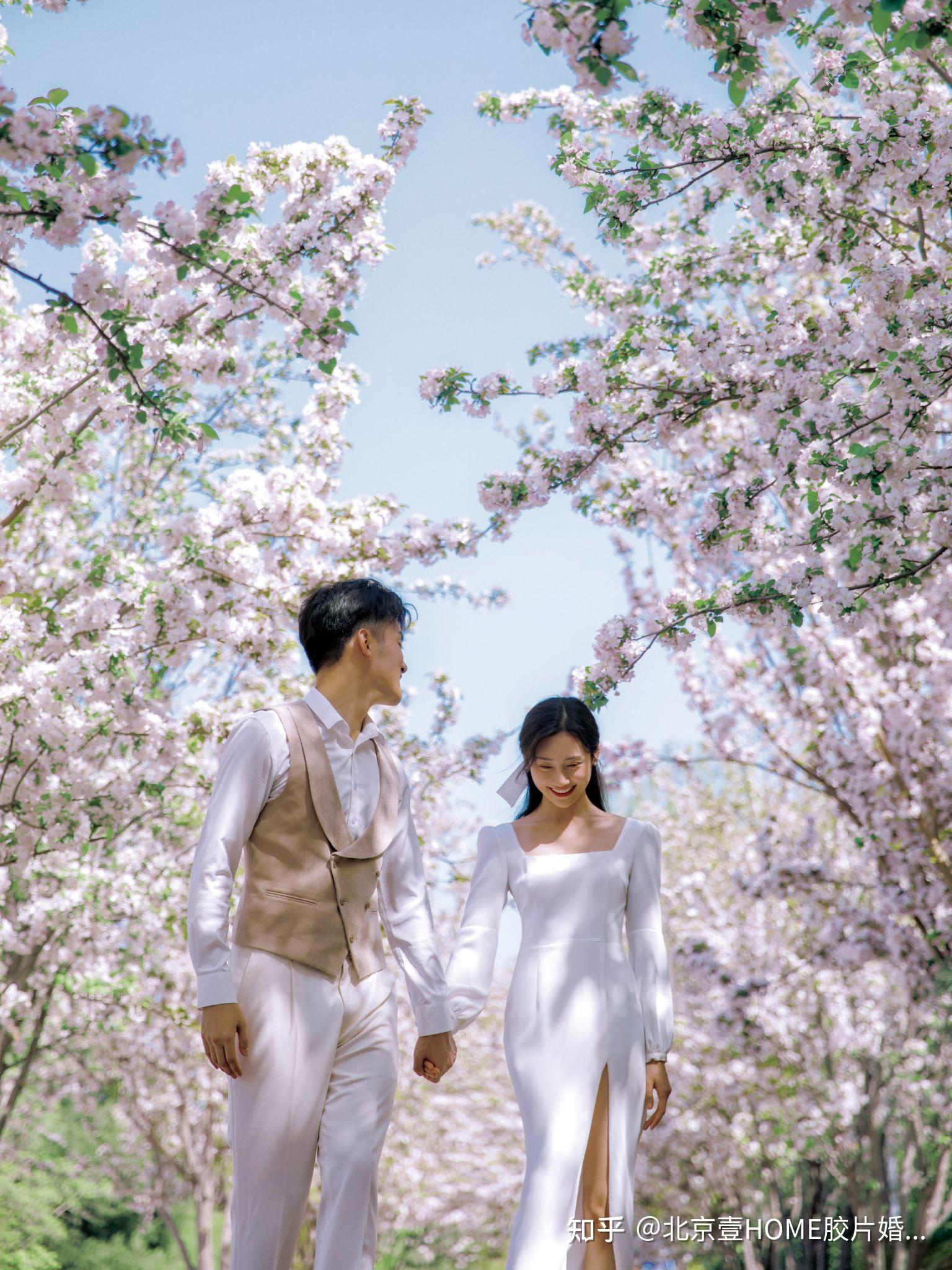 这套浪漫花海婚纱照场景浪漫唯美,如初恋场景镜头般令人心动,好看到