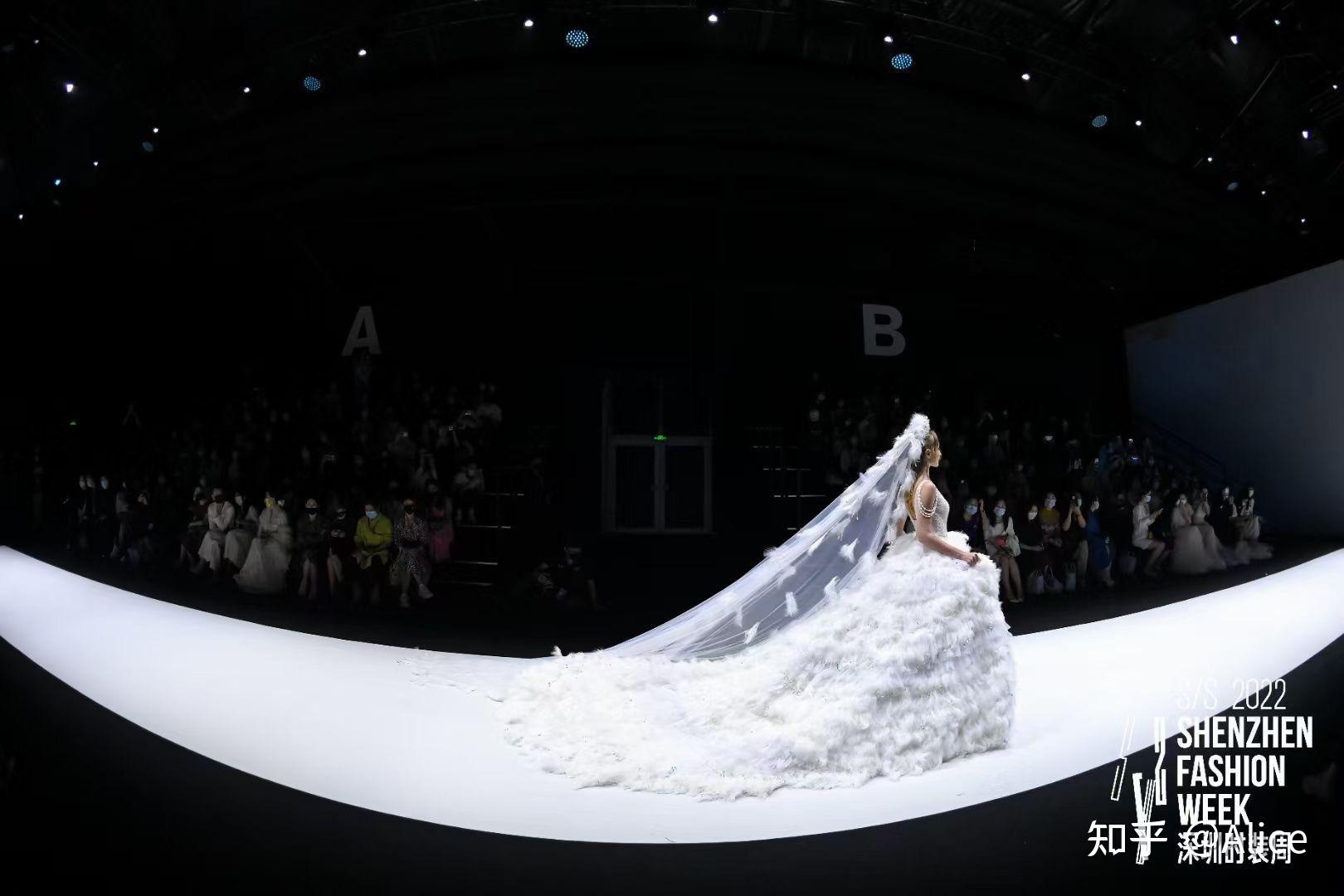 多以童话故事,浪漫公主风为主,其中里面有去意大利购买上成面料制作的