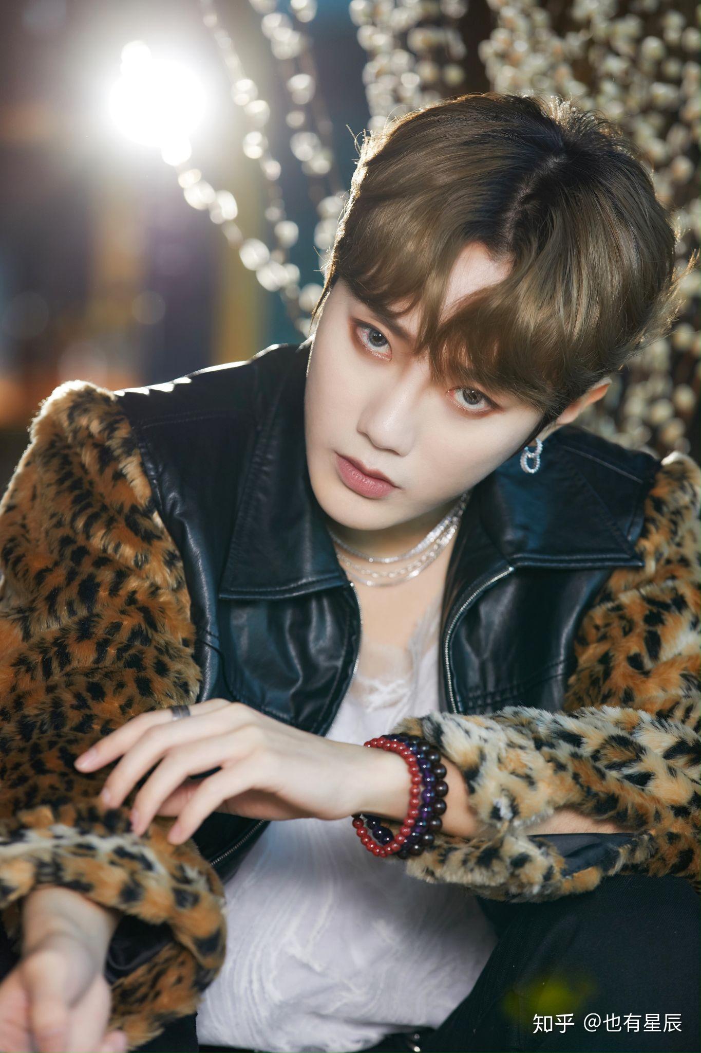 有没有什么r1se的神仙图片可以做背景的那种