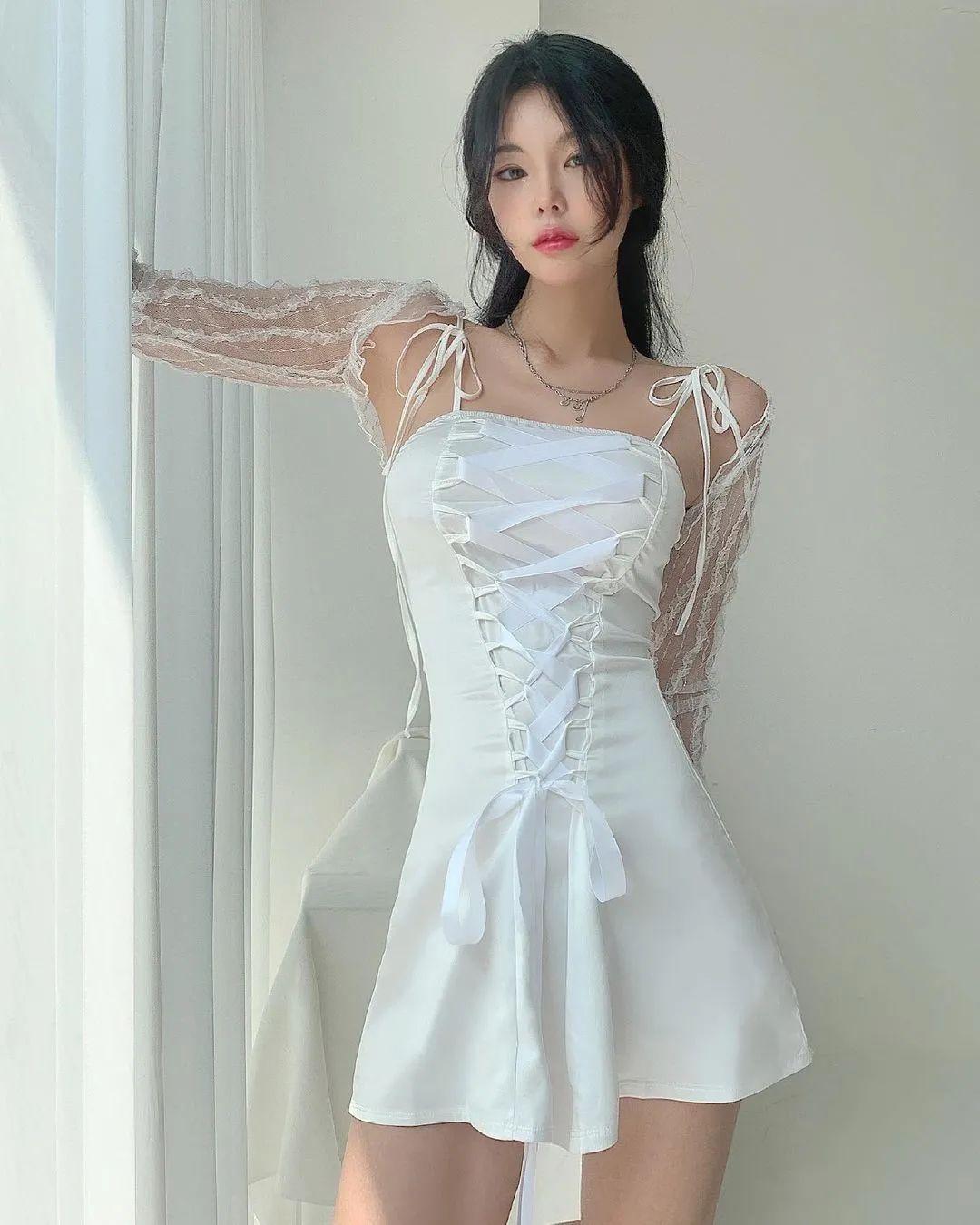 街拍女神感性的吊带女生