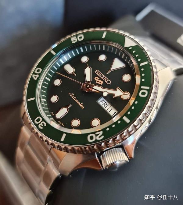 劳力士绿水鬼对比如下图:精工5号绿水鬼,被称为"三米劳",意思是3米