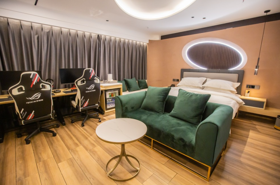 误入"电竞情趣酒店"后,我看到了网吧的迷茫