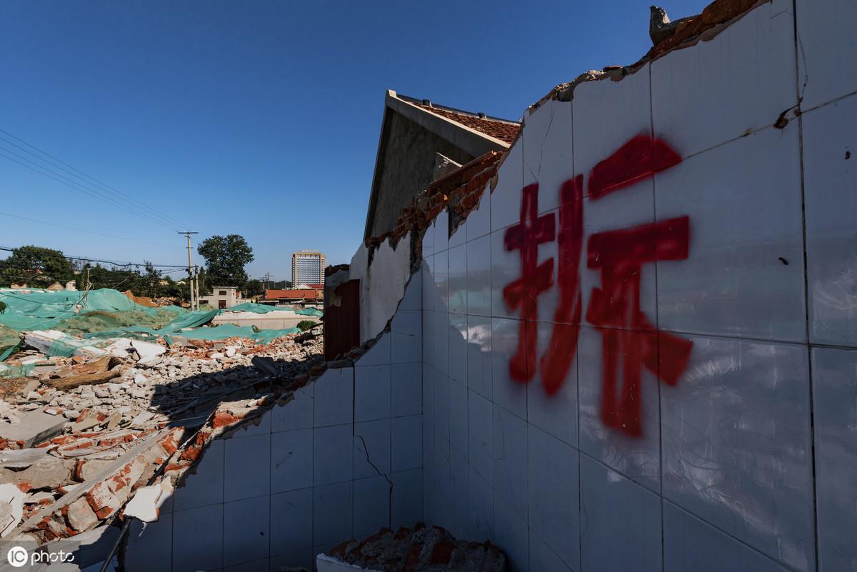 没有房产证强拆之后不给补偿这些违章建筑不能拆了