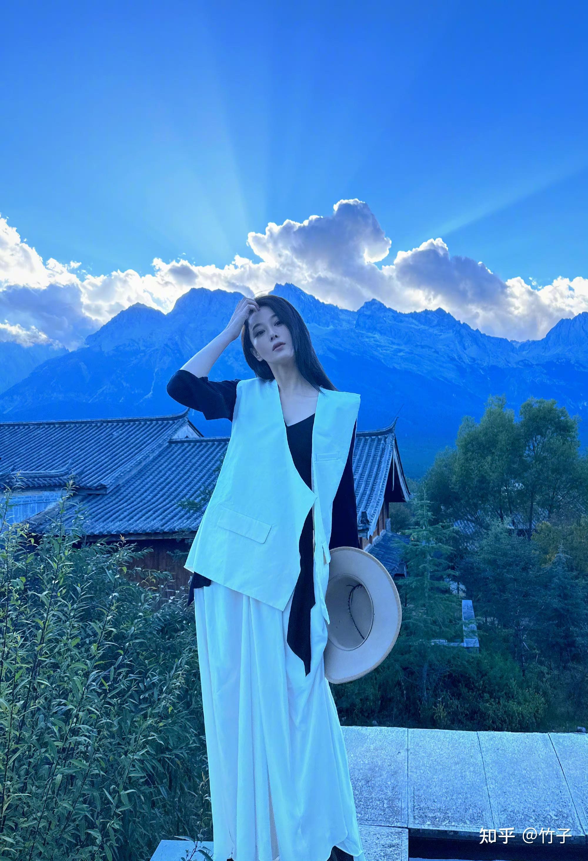 张馨予最新美照分享美景在路上美人在景里她真的好美