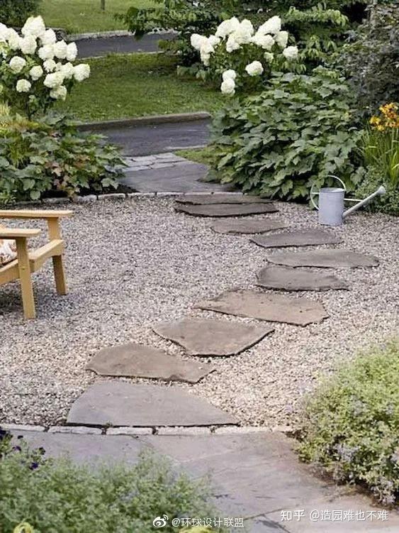 香径独徘徊用汀步组成一步一景的小径,踱步于小院中,踩在每一块石头上