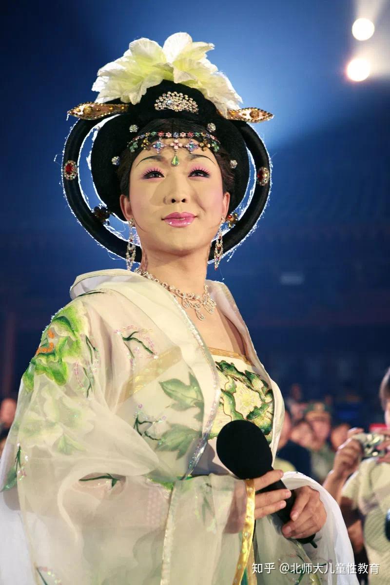 “变装后,我才成为真正的自己” | 游走在两性之间的变装皇后 - 知乎