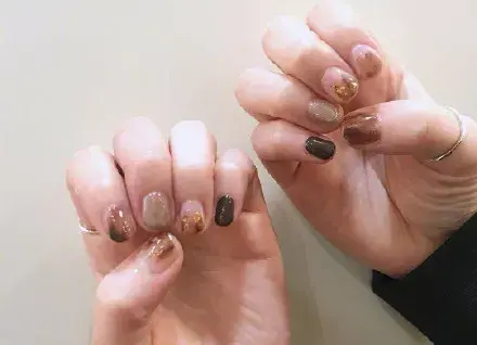 这里可能是最全的新年美甲集合了-新年美甲图片2021简单大方红色衣服